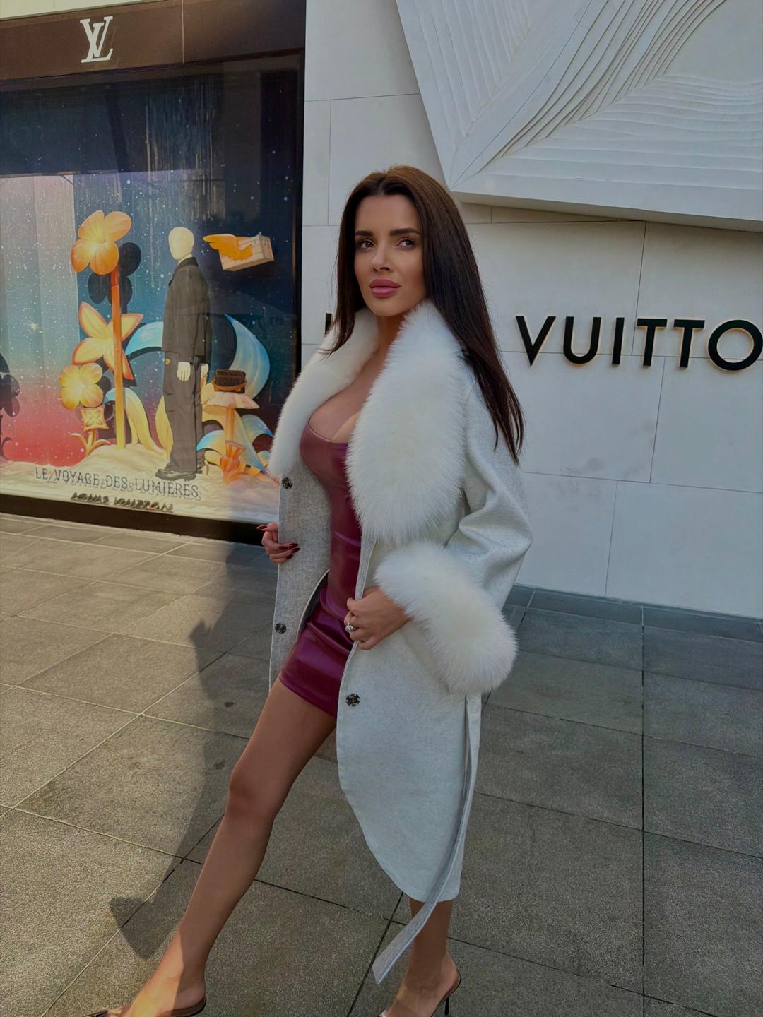 WHITE COAT WITH FOX FUR